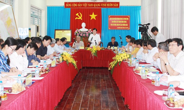 A government mission led by deputy Prime Minister Trinh Dinh Dung meets Dong Nai province and the Ministry of Transport to speed up Long Thanh airport project on July 9 (Photo: SGGP)